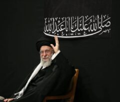 رهبر مجاهد جمهوری اسلامی ایران، مرجع عالی‌قدر شیعیان، اندیشمند فرزانه اسلامی و الهام‌بخش آزادگان جهان، حضرت آیت‌الله العظمی امام سیدعلی خامنه‌ای قدس‌الله‌نفسه‌الزکیة به‌دست رذل‌ترین جنایت‌پیشگان زمین به فوز شهادت نائل شد.
